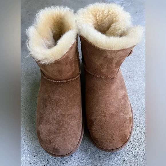 UGG chestnut Bailey Button Boots with Sheepskin Lining - Picture 1 of 7